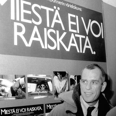 Jörn Donner framför en plasch för filmen "Män kan inte våldtas" på biografen Adams år 1978.