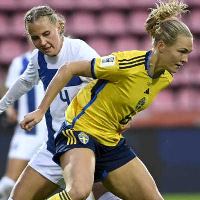 Ria Öling och Magdalena Eriksson i en landskamp.