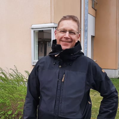 Man i  blå jacka