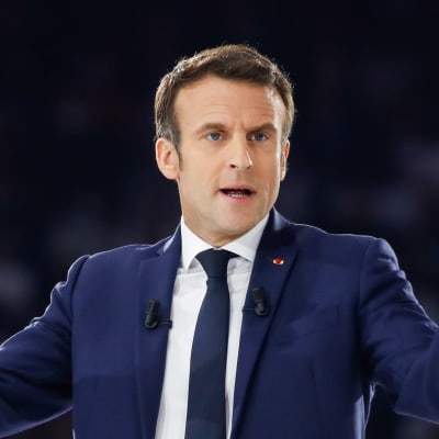 Emmanuel Macron talar under kampanjevenemang.