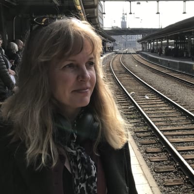 Susanna Elfors på en tågperrong.