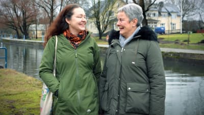 Johanna hoyer och Gudrun Degerth vid sundet i Pargas centrum.