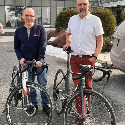 Två män med cyklar