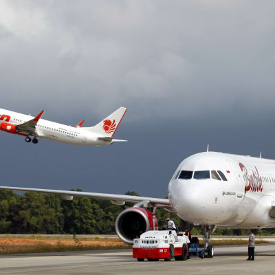 Det indonesiska flygbolaget Lion Airs plan lyfter i Batam, Riau i Indonesien den 21 november 2014.