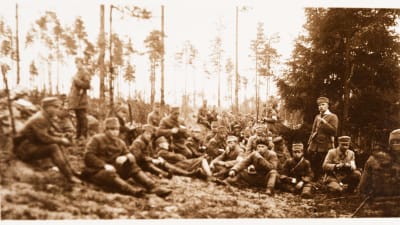 Valkoisia sotilaita tauolla metsärinteessä 28.4.1918.