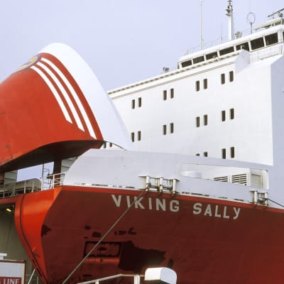 Passagerarfartyget Viking Sally i hamn med bogvisiret öppet.