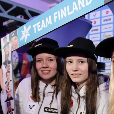 Susanna Forsström, Jenny Rautionaho och Julia Kykkänen poserar inför VM 2017.