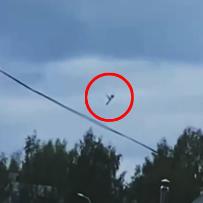 Putoava lentokone ympyröity punaisella renkaalla videon kuvakaappauksessa