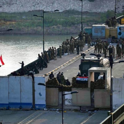 Sotilaat vartioivat siltaa.
