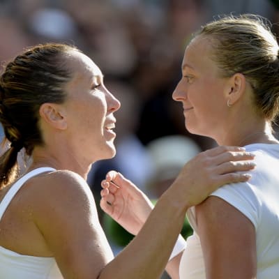 Jelena Jankovic tackar Petra Kvitova för en bra match i Wimbledon 2015.