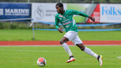 EIF:s Paul Akouokou löper med bollen på fotbollsplanen.