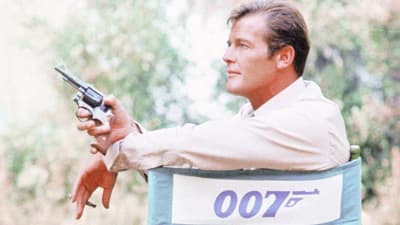 Roger Moore som James Bond i filmen "Leva och låta dö" från 1973.