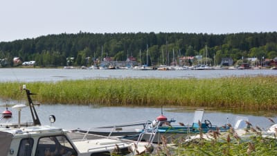 Skeppsbron och småbåtshamnen i Lovisa sett från Märlax.