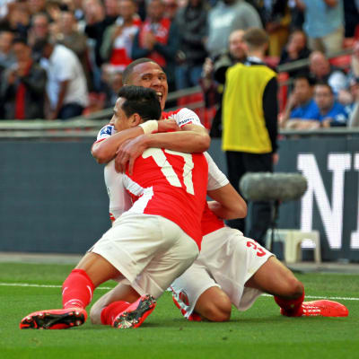 Alexis Sanchez och Kieran Gibbs firar Arsenals mål mot Reading.