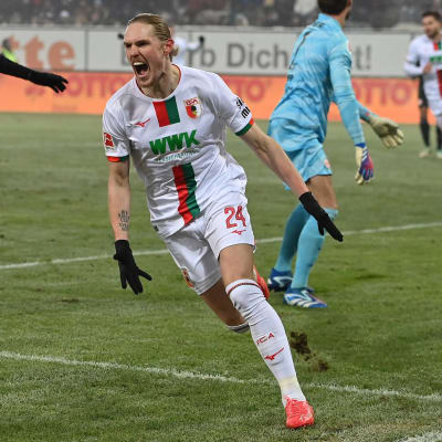 Fredrik Jensen vrålar ut sin glädje efter att ha gjort mål mot Frankfurt.