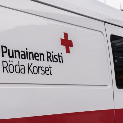Suomen Punaisen Ristin pakettiauto.