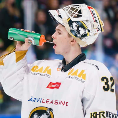 Joel Blomqvist dricker vatten.