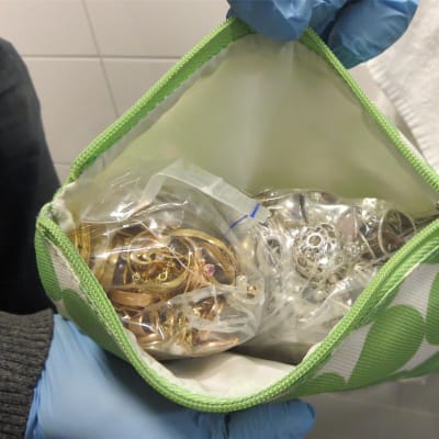 polisen visar en mängd smycken inträngda i en necessär