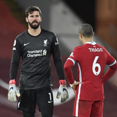 Alisson och Thiago tittar på varandra.