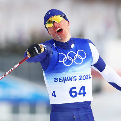 Iivo Niskanen tuuletti maaliviivalla Pekingin olympialaisissa 11.2.2022.