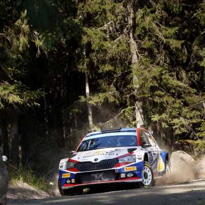 Enni Mälkönen ja Sami Pajari Jyväskylän MM-rallissa 2022.