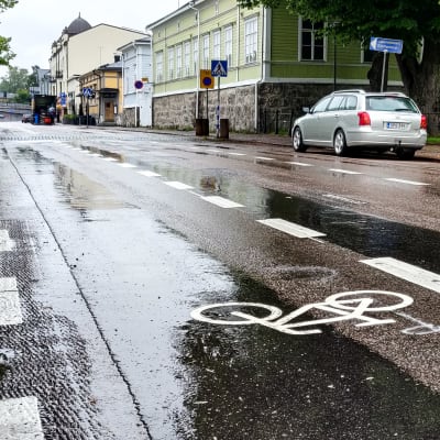 Bild på Ågatan i Borgå. På gatan har man med vitt målat vita linjer och bilder på cyklar på båda sidorna av körbanan.