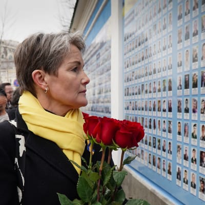 Suomen Ukrainen-suurlähettiläs Päivi Laine kaatuneiden ukrainalaisten muistomerkillä Kiovassa 16.2.2022. 