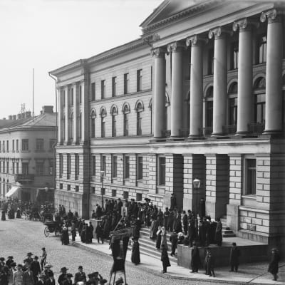 En bild föreställande arbetarnas förstamajmarsch på Senatstorget 1912.