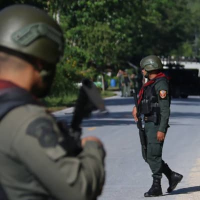 Thailändska soldater vid en av de angripna vägspärrarna