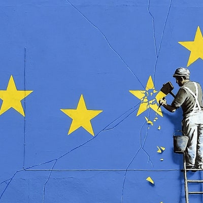 Den brittiska artisten Banksys mural om brexit målades på en husvägg i Dover.