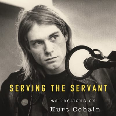 Bild på Kurt Cobain som sitter vid en mikrofon