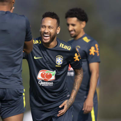 Neymar skrattar på träning.