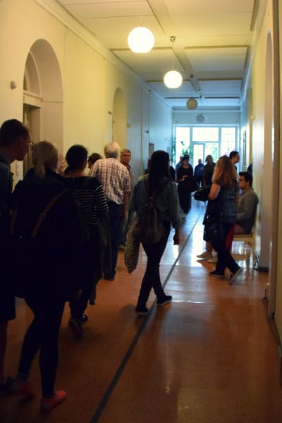 Människor trängs i en korridor.