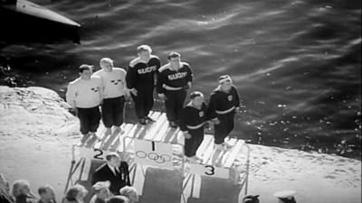 Kurt Wires och Yrjö Hietanen på prispallen efter 1000 meter paddling K-2 i OS 1952.