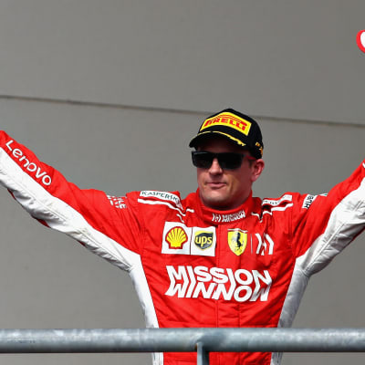 Kimi Räikkönen sträcker upp armarna och jublar