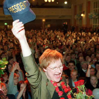 Tarja Halonen tervehtii kannattajiaan vaalivoiton ratkettua 6.2.2000. Vasemmalla puoliso Pentti Arajärvi. 