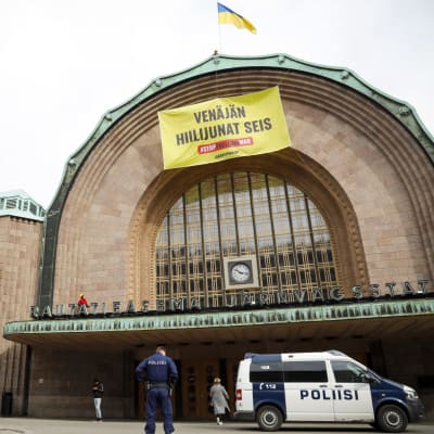Greenpeacen kiinnittämä banderolli Helsingin päärautatieasemalla.