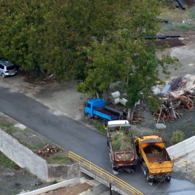 Lastbilar som blockerar en väg i Kosovo.