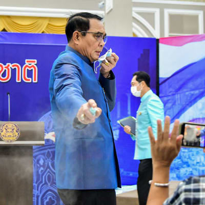 Thaimaan pääministeri suihkutti käsidesiä toimittajien päälle