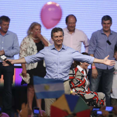 Konservativa Mauricio Macri tar hem segern i Argentinas presidentval den 22 november 2015.