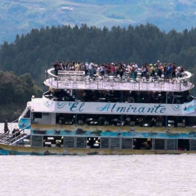 Turistbåten El Almirante på väg att kantra, minuterna innan den sjönk i Peñol-reservoaren i nordvästra Colombia. 25.6.2017
