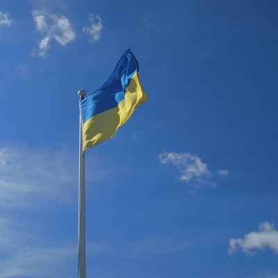 Ukrainan lippu liehuu lipputangossa.