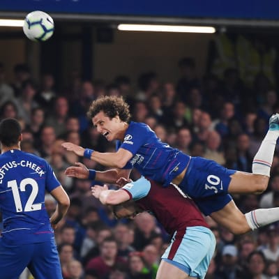 Chelsean David Luiz kuvassa