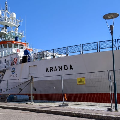 Havsforskningsfartyget Aranda vid hamnen.