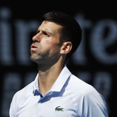 Novak Djokovic ser besviken ut.