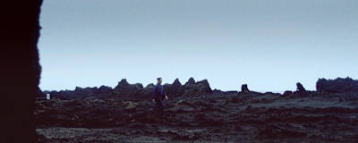 Sami Yaffa kävelee karussa japanilaismaisemassa. Kuva sarjasta Sami Yaffa - Sound Tracker