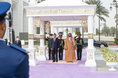 Kinas president Xi Jinping och Saudiarabiens kronprins Mohammed bin Salman under en mottagningsceremoni i Riyadh.