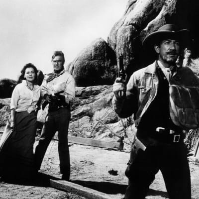 Maureen O'Sullivan, Randolph Scott ja Richard Boone elokuvassa Pettämätön pistooli