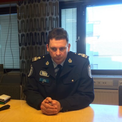 Överkommissarie Kjell Nylund sitter vid ett bord.