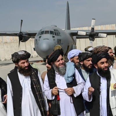 Talibaner håller presskonferens på flygplatsen i Kabul 31.8.2021